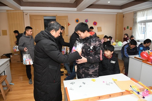书记张云敬参与学生的联欢活动并为学生送去生活用品
