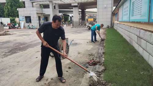 副校长李永芳、总务处主任崔伟峰打扫校园