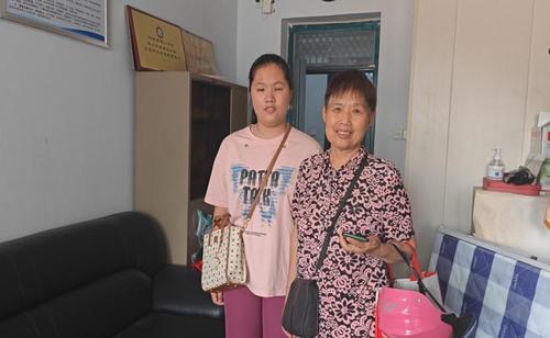 李玉晗和奶奶来学校报喜，表达感激之情